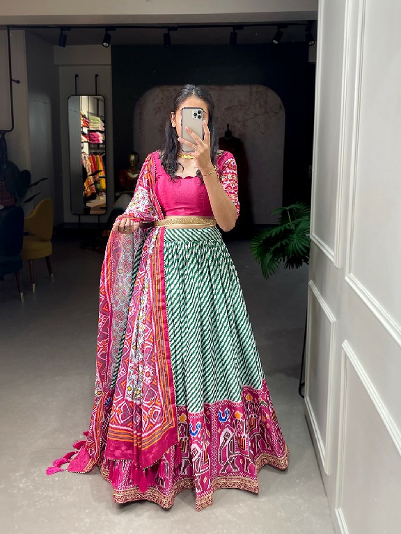 Aawiya 1009 Colour Wholesale Navratri Special Lehengas Choli