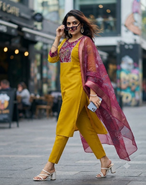 TEXTILEDEAL KASTUR FEEL WHOLESALE READYMADE VERTICAN SILK FANCY HAND WORK 3 PCS SUITS EXPORTER
