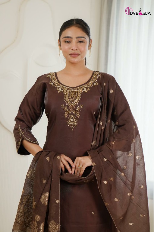 DVEEJA RADHIKA SERIES WHOLESALE READYMADE ROMAN GLASS BIG SIZE HAND WORK 3 PCS COMBO SET SUITS SUPPLIER