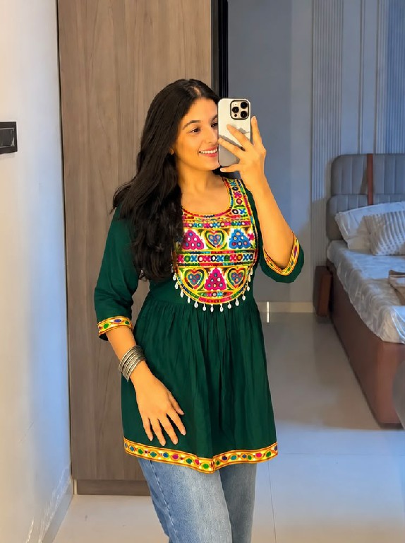 TEXTILEDEAL GAMTHI UTSAV 2.0 WHOLESALE READYMADE HEAVY RAYON NAVRATRI SPECIAL SHORT TOPS FOR WOMEN ONLINE