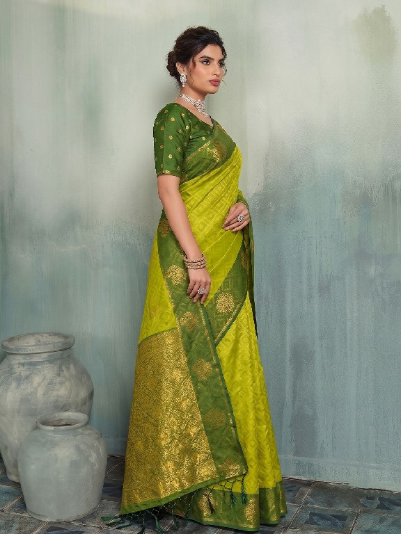 ASTITA MADRAS HANDLOOM WHOLESALE SILK BLEND LUXURIOUS INDIAN SAREES FOR WOMEN EXPORTER