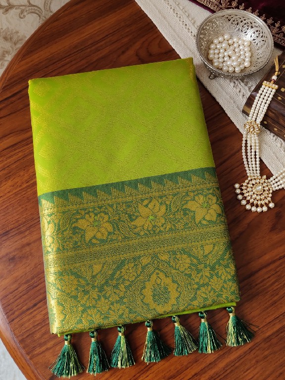 ASTITA MADRAS HANDLOOM WHOLESALE SILK BLEND LUXURIOUS INDIAN SAREES FOR WOMEN EXPORTER