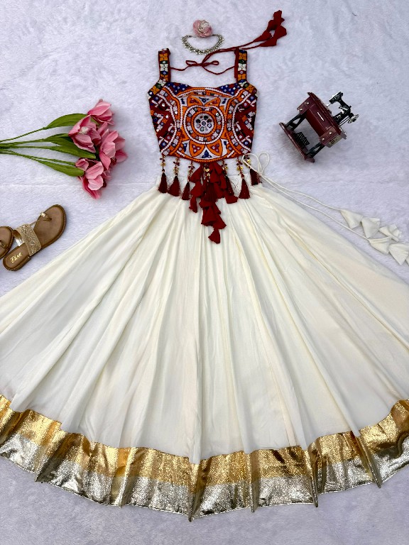 SP SERIES D.NO SP-100 WHOLESALE HEAVY RAYON BEAUTIFUL NAVRATRI STYLE LEHENGA CHOLI FOR EXPORT