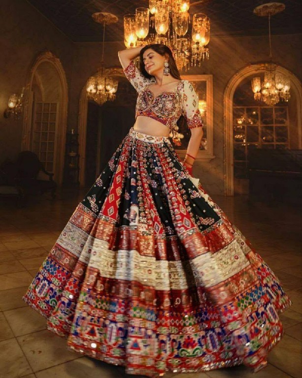 TEXTILEDEAL QRC NAVRATRI SPECIAL WHOLESALE NATURAL CREP TRADITIONAL CHANIYA CHOLI FOR EXPORT