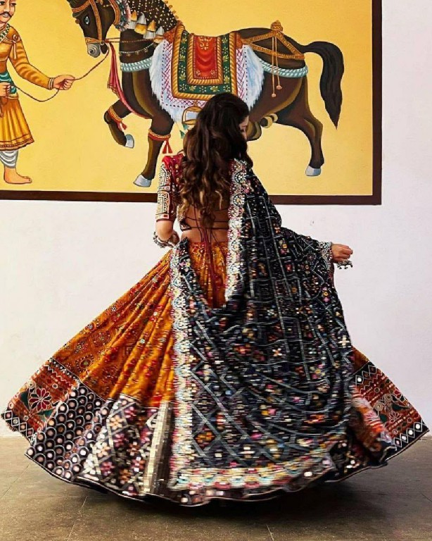 TEXTILEDEAL QRC NAVRATRI SPECIAL WHOLESALE NATURAL CREP TRADITIONAL CHANIYA CHOLI FOR EXPORT