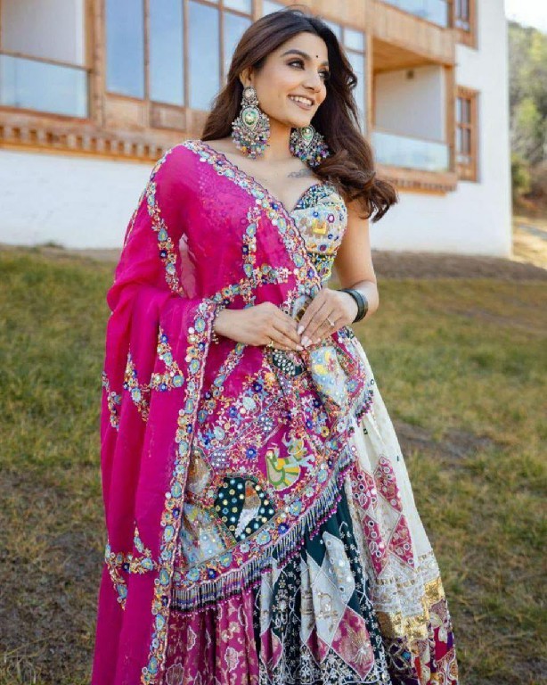 TEXTILEDEAL QRC NAVRATRI SPECIAL WHOLESALE NATURAL CREP TRADITIONAL CHANIYA CHOLI FOR EXPORT