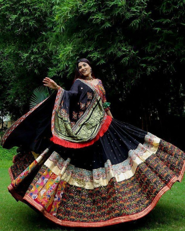 TEXTILEDEAL QRC NAVRATRI SPECIAL WHOLESALE NATURAL CREP TRADITIONAL CHANIYA CHOLI FOR EXPORT