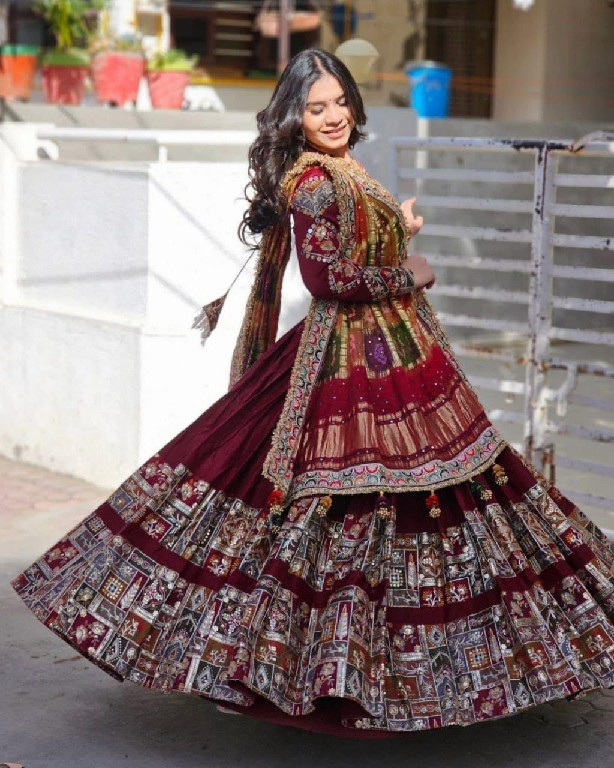 TEXTILEDEAL QRC NAVRATRI SPECIAL WHOLESALE NATURAL CREP TRADITIONAL CHANIYA CHOLI FOR EXPORT