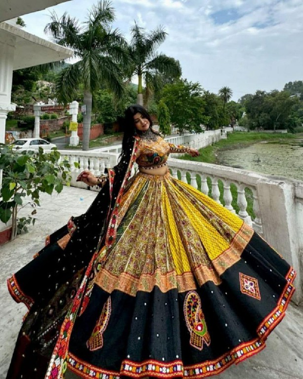 TEXTILEDEAL QRC NAVRATRI SPECIAL WHOLESALE NATURAL CREP TRADITIONAL CHANIYA CHOLI FOR EXPORT