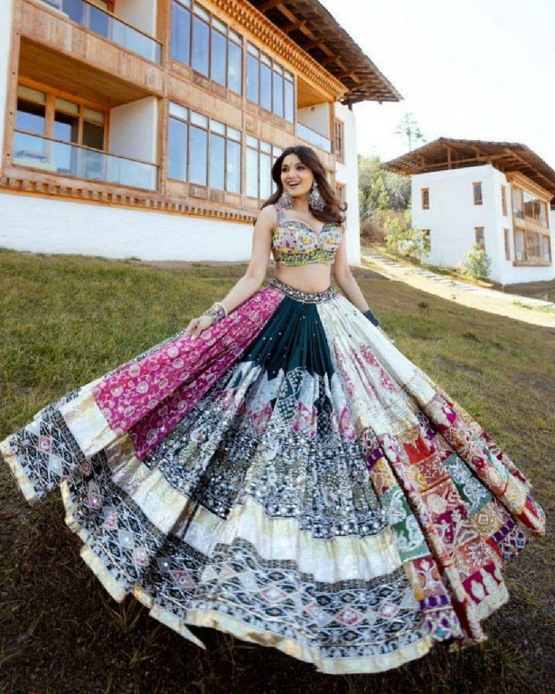 TEXTILEDEAL QRC NAVRATRI SPECIAL WHOLESALE NATURAL CREP TRADITIONAL CHANIYA CHOLI FOR EXPORT