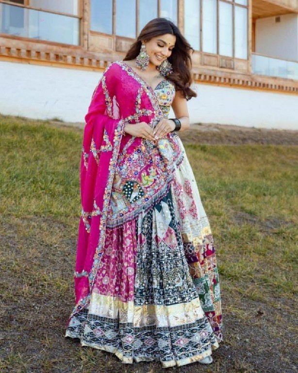 TEXTILEDEAL QRC NAVRATRI SPECIAL WHOLESALE NATURAL CREP TRADITIONAL CHANIYA CHOLI FOR EXPORT